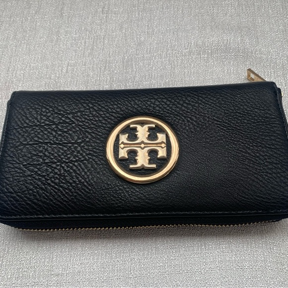 Authentic Tory Burch black pebble leather wallet with gold hardware - Picture 9 of 10